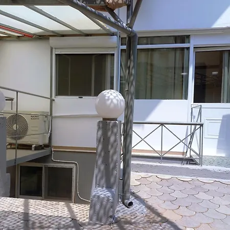 Sam's View Heart - Beautiful With Backyard Apartment Tripoli