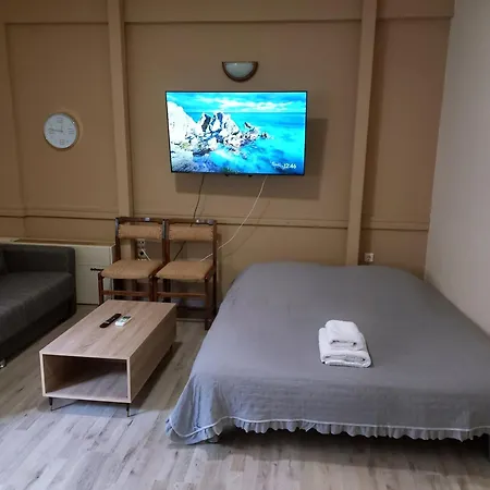 Sam's View Heart - Beautiful With Backyard Apartment